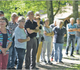 Interessierte Zuhörerschaft: Das Thema Wald geht uns alle etwas an und entsprechend war die Beteiligung am Waldumgang gross. (Bilder: hh.)