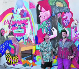 Auf der Dachterrasse haben Alain Lain Schibli aus Aarau und Michael Husmann Tschaeni dieses grossartige Kunstwerk geschaffen. (Bilder: hg.)