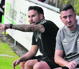 Auftakt nach Mass: SC Schöftland Trainer Leo Romero (l.) mit Assistenztrainer Emir Sinanovic starten nach dem Sieg im Cup auch im ersten Meisterschaftsspiel. (Bild: Otto Lüscher)