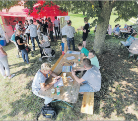 Gesprächsstoff unter einer Linde am Mattenweg: Die Initianten wollen keine Überbauung und fordern eine baldige Abstimmung zur Landschaftsschutzzone Hegmatte. (Bild: Remo Conoci)