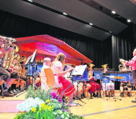 Garderobenwechsel: Im schönen Chalet sind Dirndl und Lederhosen einfach passender als die Uniform. (Bilder: grh)