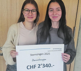Die Schülerratspräsidentinnen der Sekundarschule Rickenbach präsentieren stolz das Spendenergebnis. (Bild: zVg.)