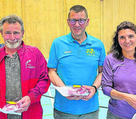 Die Vertreter der besten Teams: (von links) Jost Ruckstuhl (Schlossrued/2.), Christian Näf (Gontenschwil/1.) und Giovanna Ritzmann (Teufenthal/3.) (Bild: wr)