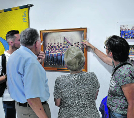 Ganz viele «Weisch no»-Momente gab es an der Ausstellung zur Buchvernissage «150 Jahre Turnverein Teufenthal» zu geniessen. (Bilder: hg.)