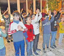 Lichterumzug und Adventsfeier an der Tagesschule Wannenhof/Wiliberg: Die Schüler sangen und klatschten begeistert mit. (Bild: aw.)