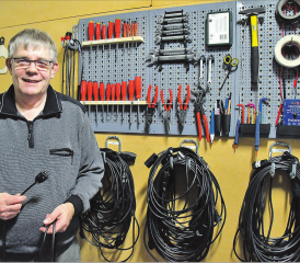 Herr der Bühnentechnik im Reinacher TaB: Werkzeug und meterweise Kabel – in seinem «kleinen Reich»sammelt Benno Vogler alles, was er für gute Bühnentechnik braucht.