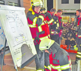 Gelungene Schlussübung der Regiowehr Suhrental: Beim Kommandoposten vor dem Eingang zum Gemeindehaus liefen die Fäden zusammen. (Bild: aw.)