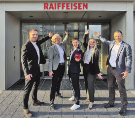 Freut sich auf die Eröffnung des neuen Standorts: Das Team der Raiffeisenbank Reinach. (Bild: zVg.)