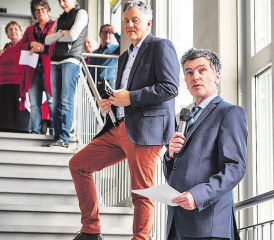 Vernissage im Foyer und Treppenaufgang mit Werner Sprenger, Direktor Schürmatt (hinten) und Vernissageredner Severin Lüscher,Arzt und Grossrat aus Schöftland. (Bilder: psi.)