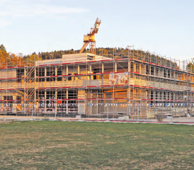 Das Gebäude steht, doch es gibt noch viel zu tun: Das multifunktionale Schulhausgebäude mit Doppelturnhalle soll den Bedürfnissen Muhens für die nächsten zehn bis zwanzig Jahre genügen. (Bilder: Remo Conoci)