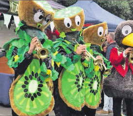 «Kiwis» zum vierten Mal an der Fasnacht im Michelsamt, denn in Neuseeland gibt es keine Fasnacht, wohl aber eine Guuggenmusik – mit Wurzeln in Rickenbach. (Bild: zVg.)