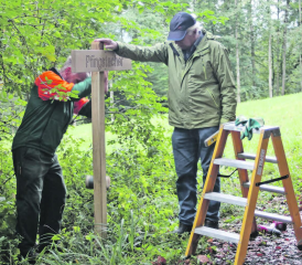Handarbeit war gefragt: Die Böjuer Ortsbürger stellten im ganzen Waldgebiet neue «Beschilderungen» auf. Woher die Flurnamen kommen, das wollen die Ortsbürger als nächstes zusammentragen. (Bilder: Peter Eichenberger)