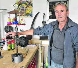 Reto Baumann in seinem Atelier mit dem Entenkarussell, welches unverkäuflich ist, hat er es doch für die Enkelin gemacht. (Bilder: hg.)