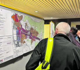 Schwere Kost: Die verschiedenen Karten, welche die Gesamtrevision Nutzungsplanung darstellen und am Infoabend ausgehängt wurden, bedürfen einer genaueren Betrachtung. (Bild: rc.)