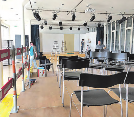 Neu gibts eine Tribüne: Beim Theater Improvisorisch sieht man künftig auch auf den hintersten Plätzen wirklich alles. (Bild: zVg.)