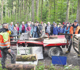An der traditionellen Waldbereisung zeigte das Team vom Forstbetrieb aargauSüd, wie ein Ster Holz hergestellt wird. (Bilder: hg.)