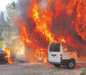 Ein Raub der Flammen: Unterstand und sämtliche darunter abgestellten Fahrzeuge wurden zerstört. (Bild: Luzerner Polizei)