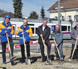 Fahrplansicherheit für Bus und Bahn: Der Öffentliche Verkehr wurde massgebend in die Planung mit einbezogen. Beim Spatenstich (v.li.) Alex Joss, Peter Keller, Severin Rangosch (AVA), Peter Weber, Urs Lehner und Stephan Attiger.