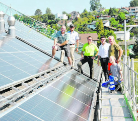 Mit Stolz präsentiert: Sie freuen sich am zukunftsgerichteten Objekt, v.l. Uwe Essinger, Peter Stadler, Urs Lüscher,Tolga Abay, Werner Meyer (Chef Werkhof) und David Campigotto. (Bilder: st.)