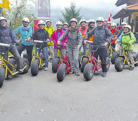 Rasante Fahrt mit den Monster Trottis der Zetzwiler Turnerinnen, vom Gasthaus Zwirgi nach Meiringen. (Bild: zVg.)