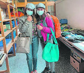 Mit Spass und Freude dabei: Lara Hofer und Ena Meier.