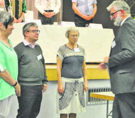 Erfreuliche Aktion: Der Präsident der Synode, Lutz Fischer-Lamprecht, konnte drei neue Synodale vereidigen. (Bild: Therese Joho)