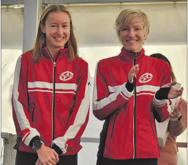Für ihre grossartigen sportlichen Leistungen ausgezeichnet: Die beiden erfolgreichen OL-Läuferinnen Eline Gemperle und Natalia Gemperle. (Bilder: hg.)