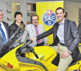 Startklar für neue Aufgaben: Die TCS-Untersektion Kulm mit Nationalrat und Kantonalpräsident Thierry Burkart am Lenker, flankiert von Hans Nöthiger, Präsident der Untersektion Kulm, Aktuarin Sonja Berner, Veranstaltungsobmann Köbi Holliger und Kassierin Karin Dätwyler. (Bilder: msu.)