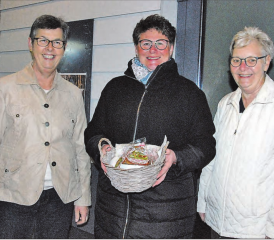 Sie haben den Humor nicht verloren: Renate Leuenberger, Beatrice Ryter und Josy Häuselmann (v.l.) warteten mit einem Körbchen voller «Biberli» vergeblich auf Frauen, die hofften, dass die GV nicht abgesagt würde. (Bilder: st.)