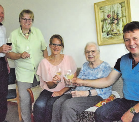 Die Geburtstagsfeier wurde zum fröhlichen Anlass: Die Kinder Fritz Morgenthaler und Hanna Hauri, Frau Gemeindeammann Katrin Burgherr, die Jubilarin Frieda Morgenthaler und Gemeinderat Markus Baumann (v.l.). (Bilder: st.)