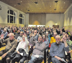 Gefüllt bis auf den letzten Platz: 250 Menzikerinnen und Menziker kamen an die Gemeindeversammlung. (Bild: Melanie Köchli)