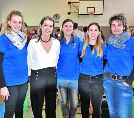 Christine Hächler (in Weiss) bereitete bereits zum zehnten Mal den reichhaltigen Apéro zu, während die Landfrauen Teufenthal für den Service verantwortlich waren. (Bilder: ran.)