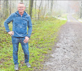 Marcel Hablützel, Revierförster und Betriebsleiter der Forstbetriebsgemeinschaft Region Seon konnte auf sein 30-Jahr-Dienstjubiläum anstossen. (Bild: hg.)