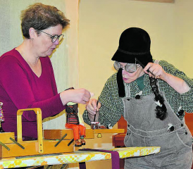 Das Theater Chlämmerlisack in Aktion: Käthy Schmid und Cornelia Fluri unterhielten die Gäste mit der Geschichte vom tapferen Schneiderlein. (Bilder: st.)