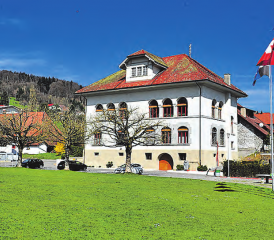 Die grosse Wiese vor dem Gemeindehaus Birrwil: An Ideen über die Umgestaltung und allenfalls neue Nutzung fehlt es nicht, doch vorerst bleibt alles beim Alten. (Bild: msu.)