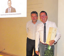 Kurze Verabschiedung: (v.li) Gemeindeamman Roger Schmid dankt dem abtretenden Ratskollegen und Vizeammann Christian Hirt für die gute Zusammenarbeit. (Bild: moha.