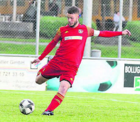 Aufräumer in der Schöftler Innenverteidigung: Captain Gianni Barile bringt einen langen Ball in die gefährliche Zone. (Bild: Otto Lüscher)