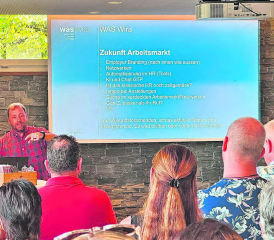 Ives Knupp vom «WAS Wira» erläutert anlässlich des Gewerbeapéros die Herausforderungen bei der Rekrutierung von Mitarbeitenden. (Bilder: zVg.)