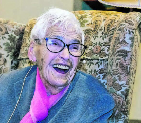 Mareili Hauser, immer mit einem Strahlen in den Augen: Die rüstige 88-Jährige erzählte anlässlich der 100-Jahre-Feier der Chansonetten Geschichten aus einer längst vergangenen Zeiten. (Bilder: Dominique Rubin)