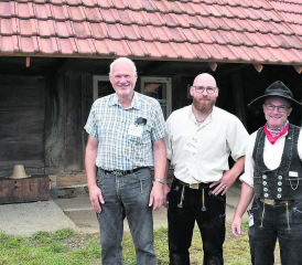 Wecken das Hochstudhaus im Hard aus dem Dornröschenschlaf: Besitzer Kurt Jenni und die Zimmerleute Damian Jungo und Martin Hoffmann (v.l.n.r.) anlässlich des Tags der offenen Tür im vergangenen August. (Bilder: hg.)