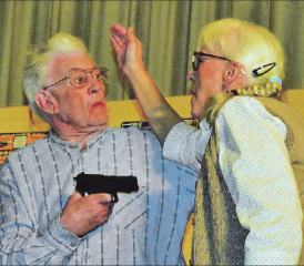 Mutige Kioskfrau: Trotz massiver Bedrohung mit dem Revolver verpasst sie dem Räuber eine Ohrfeige. (Bild: st.)