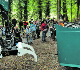 Grosses Interesse für die Neuanschaffung: Gebannt lauschten die Waldumgänger den Worten von Willi König, welcher diesen Koloss erklärte. (Bilder: st.)