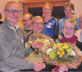 «Freiwillige des Jahres 2019»: Zetzwils Gemeindeammann Daniel Heggli überreichte Ruth Heiniger, Gründungsmitglied des Frauenturnvereins, den Award. (Bilder: hg.)