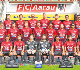 Mannschaftsbild FC Aarau Saison 2018/2019. Das Team verfügt über eine gute Mischung an jungen und erfahrenen Spielern. Mit gezielten Verstärkungen ist es Sportchef Sandro Burki (ganz rechts) gelungen, eine ambitionierte Mannschaft zusammenzustellen. (Bild: zVg.)