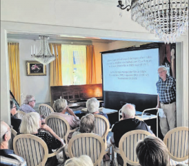 Torbjörn Lang erläutert in Voxnabruk dem schwedischen Publikum den Bezug zur Familie von Hallwyl im Seetal. (Bild: zVg.)