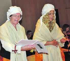 Das Lied der Mägde: Yvonne Härdi (li.) und Brigitte Wyss «verwandelten» sich mit wenigen Handgriffen vorübergehend in zwei Mägde. (Bilder: st.)