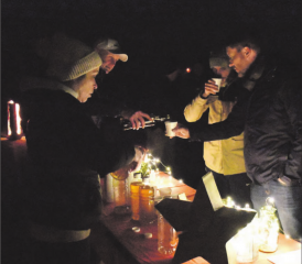 Einweihung des Oberkulmer Laternenwegs: Mit Punsch und Lebkuchen wurde der 900 Meter lange Spazierweg südlich der Firma Romay eingeweiht. (Bilder: mars.)
