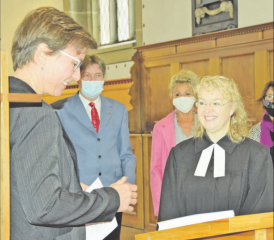 Wenn sie lächelt, wird es Licht: Die Vizedekanin (li.) nahm den Amtseid von Christine Bürk entgegen. (Bild: st.)