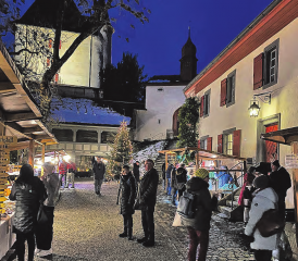 Die winterliche Umgebung mit den glänzenden Lichtern verbreitete eine bezaubernde Weihnachtsstimmung auf dem Schloss Liebegg.