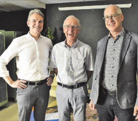 Geschichten aus dem Mikrokosmos: Ruedi Sager (Mitte) begrüsste mit Pfarrer Ruedi Bertschi (rechts) und dem Zürcher Nationalrat Beat Walti (links) zwei Dürrenäscher Ortsbürger, welche als wunderbare Erzähler agierten. (Bild: hg.)